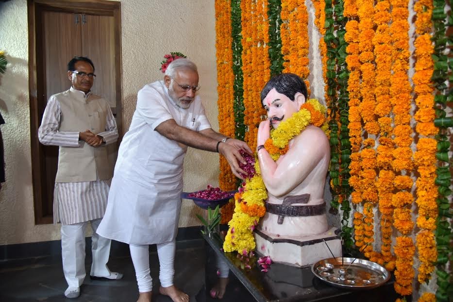 pmmodipayshomagetofreedomfighterchandrashekarazad